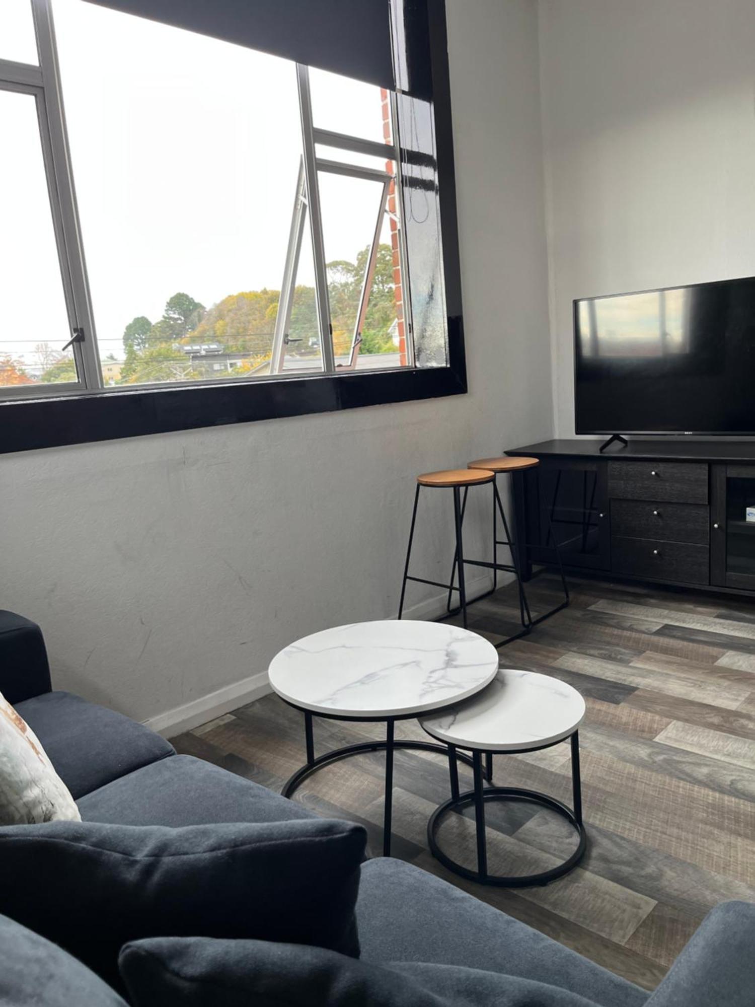 Modern Upstairs Apartment In Dunedin Central Buitenkant foto